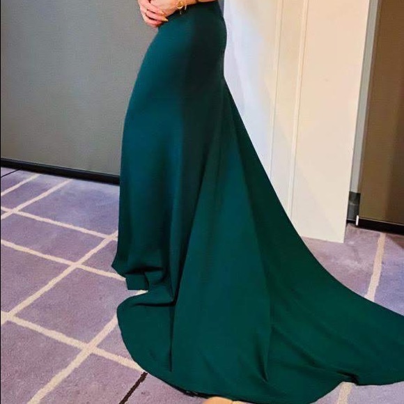 Body con mermaid cut gown with train. - Picture 4 of 4